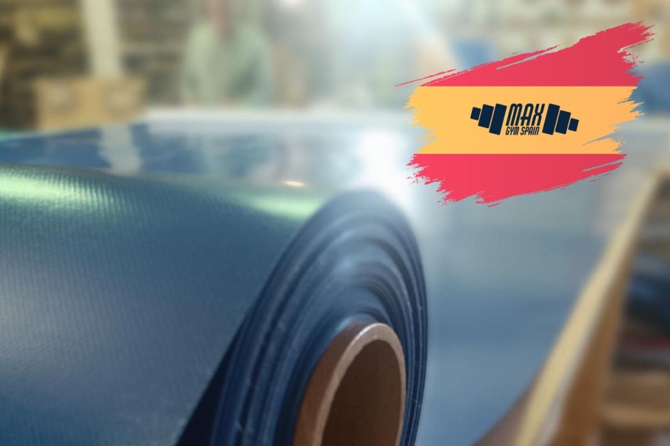 Rollo de lona PVC azul para fabricación de colchonetas deportivas en taller de producción en España
