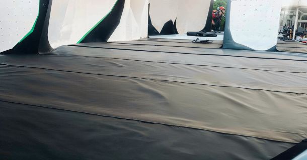 uperficie acolchada con colchonetas unidas que cubren el suelo de un rocódromo para amortiguar caídas