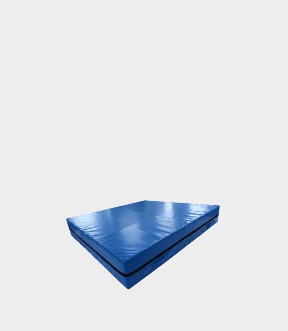 Colchoneta quitamiedos de color azul con funda de lona PVC, diseñada para gimnasios, colegios y zonas de entrenamiento