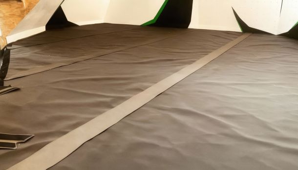 vista cercana del acabado y uniones de una colchoneta instalada en la base de un rocódromo